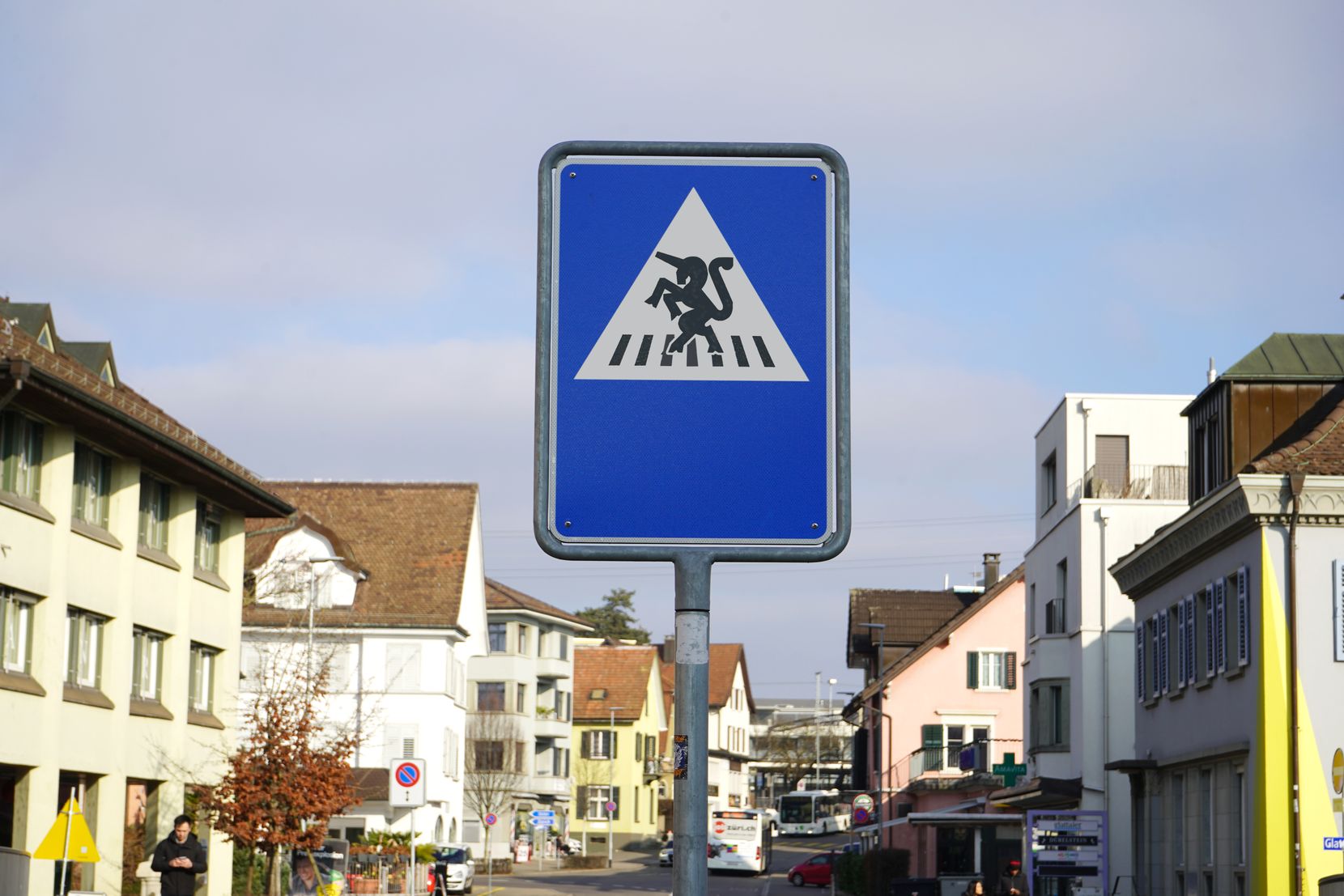 Verkehrsschild, in das ein Element aus dem Gemeindewappen eingefügt wurde.